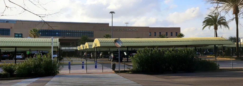 Entrega de alquiler coches aeropuerto Menorca en parking