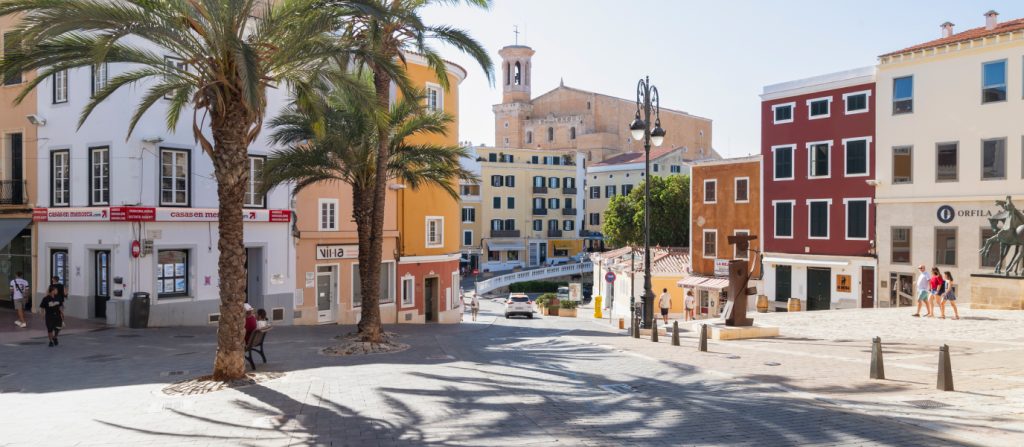 Turistas recogiendo su alquiler coche Mahón