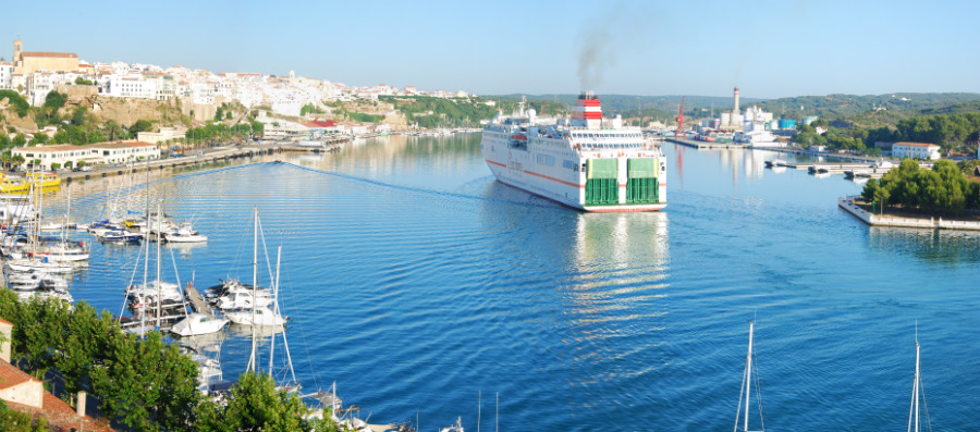 Turistas recogiendo su alquiler coche Mahón